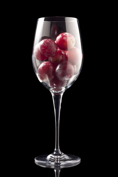 แก้วที่มีองุ่นแดง — ภาพถ่ายสต็อก