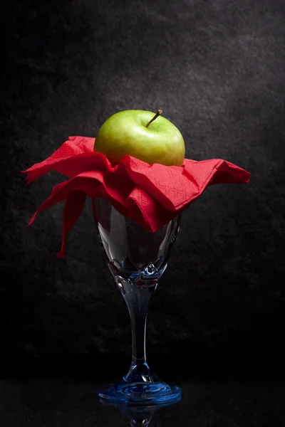 แอปเปิ้ลสีเขียวบนแก้ว — ภาพถ่ายสต็อก