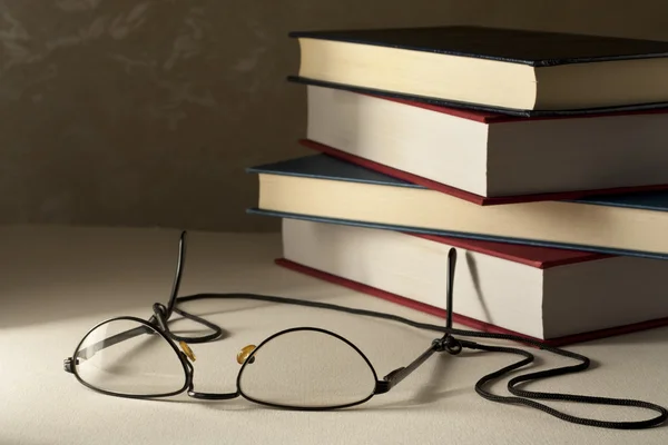Óculos com livros — Fotografia de Stock