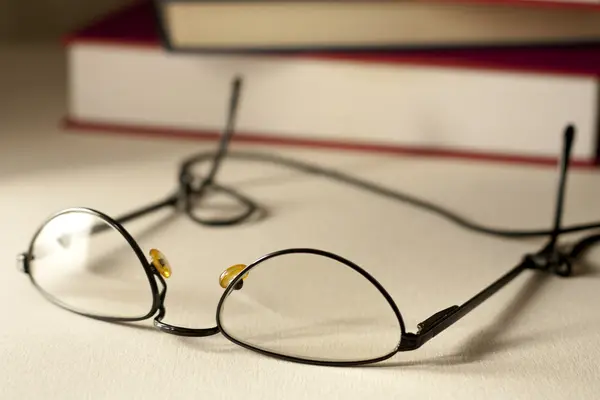 Brille mit Büchern — Stockfoto