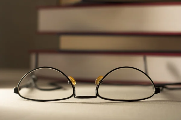 Glasögon med böcker — Stockfoto