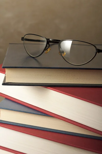 Óculos em livros — Fotografia de Stock