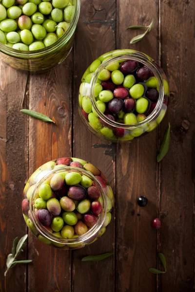 Olivy ve slaném nálevu — Stock fotografie