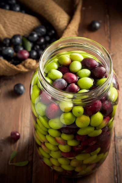 Oliven in Salzlake — Stockfoto