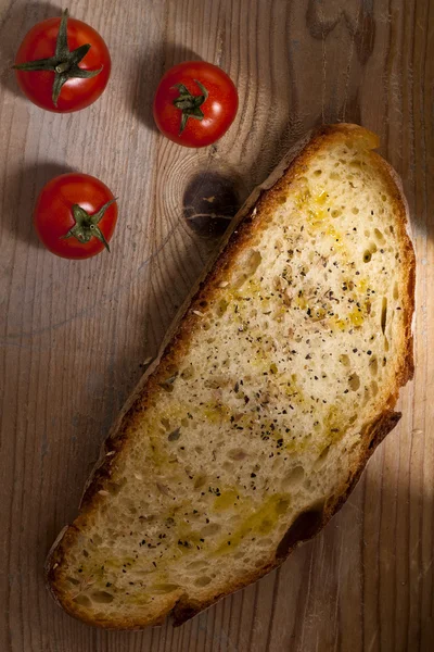 Krajíc chleba s cherry rajčaty — Stock fotografie