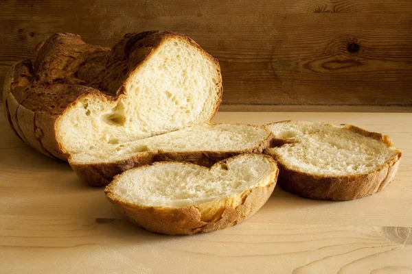 Pane affettato su legno — Foto Stock