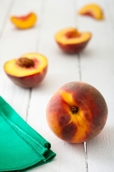 Met vastzittende pit perziken — Stockfoto
