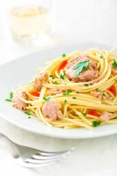 Спагетти с тунцом — стоковое фото