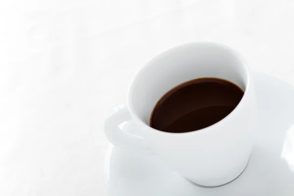 Чашка кофе с табличкой на белом фоне, высокий ключ — стоковое фото