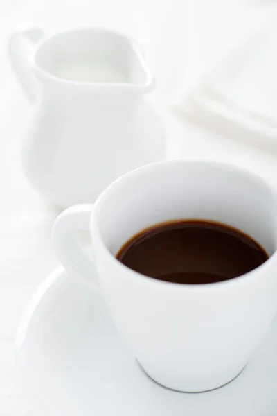 Taza de café con jarra de leche sobre fondo blanco, High Key — Foto de Stock