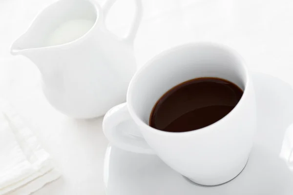 Taza de café con jarra de leche sobre fondo blanco, High Key — Foto de Stock