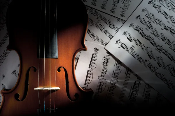 Скрипка на музичних аркушах — стокове фото