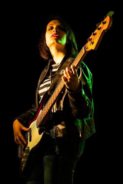 Rock Femme jouant électrique basse guitare — Photo