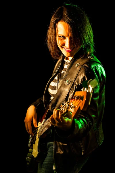 Rock vrouw elektrische basgitaar spelen — Stockfoto