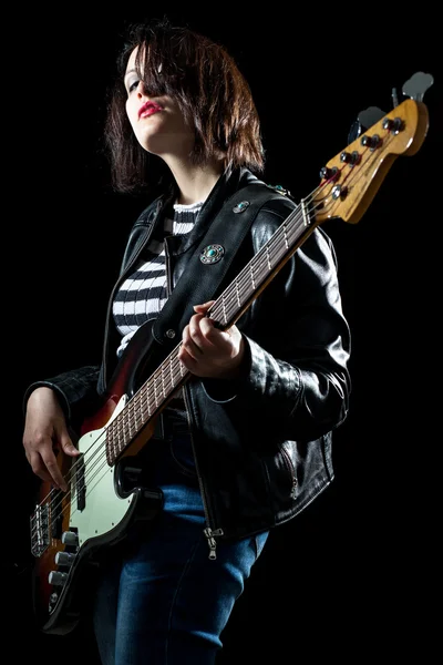 Rock nő játszik Electric Bass gitár — Stock Fotó