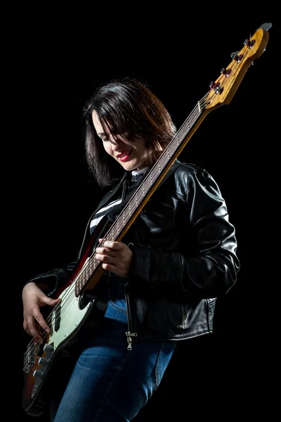 전기 베이스 기타를 연주 하는 바위 여자 — 스톡 사진