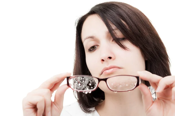 Ernstige brunette vrouw met natte bril — Stockfoto