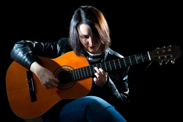 Mulher tocando guitarra clássica em um concerto — Fotografia de Stock