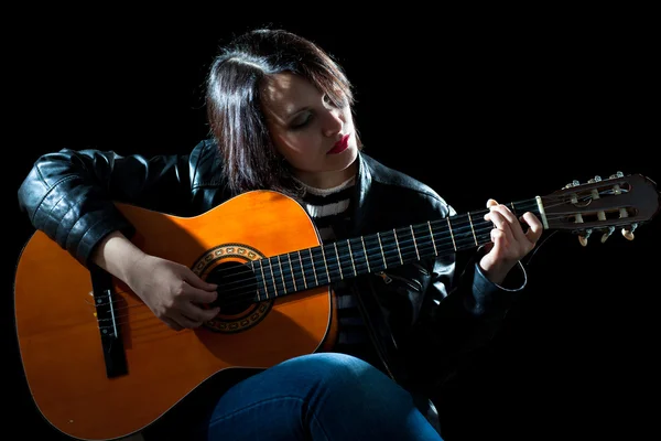 Nő játszik klasszikus gitár koncertje — Stock Fotó