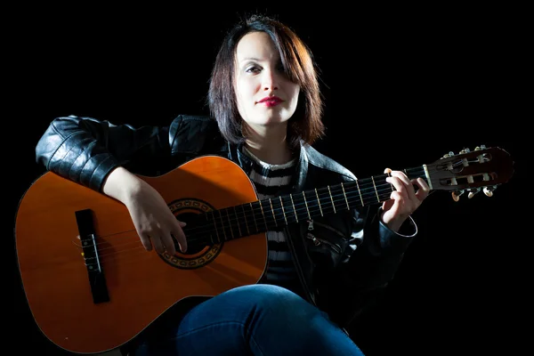 Женщина играет на классической гитаре на концерте — стоковое фото