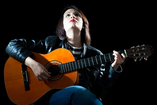 Mulher tocando guitarra clássica em um concerto — Fotografia de Stock
