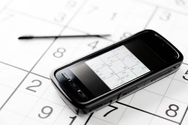 Sudoku älypuhelimella — kuvapankkivalokuva
