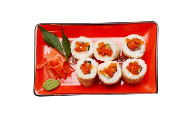 Beyaz arka planda somon maki sushi