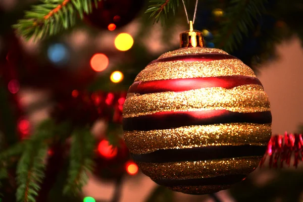 Яркие рождественские безделушки и Рождество на елке — стоковое фото