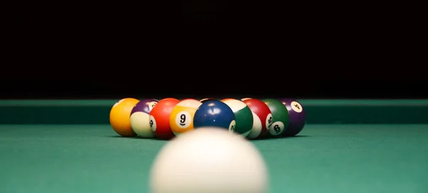 Biljart op tafel. perfecte samenstelling van pool ballen — Stockfoto