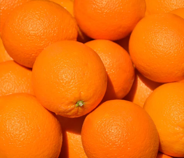 Brightly coloured oranges, a fresh and juicy healthy snack. — Stock Photo, Image
