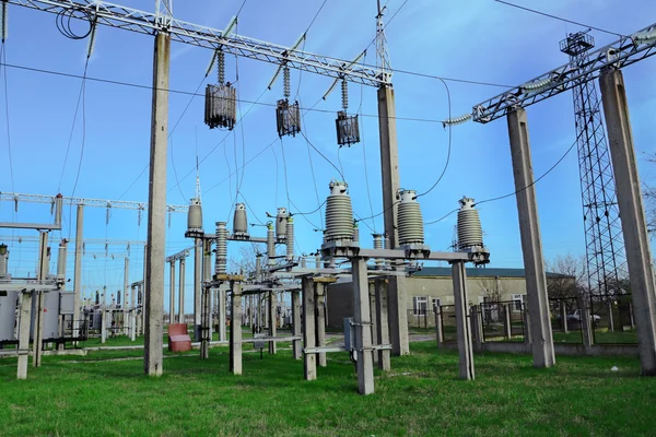 Linee elettriche e pilone elettrico — Foto Stock