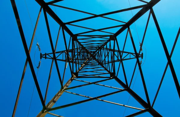 Pilón y líneas eléctricas contra el cielo azul — Foto de Stock