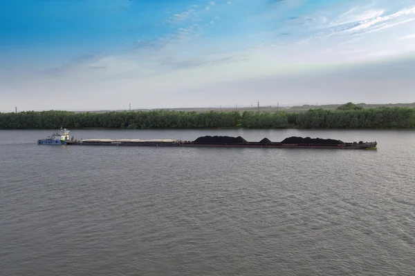 Steenkool van barge op rivier mississippi — Stockfoto