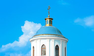 küçük beyaz kilise üzerine mavi gökyüzü