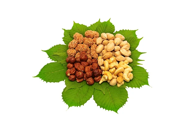 Aantal noten - cashewnoten, amandelen, walnoten, hazelnoot — Stockfoto