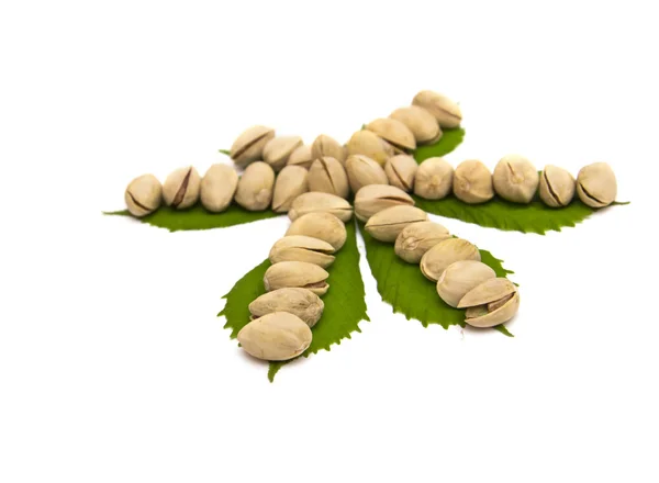 Kacang Pistachio terisolasi pada latar belakang putih — Stok Foto
