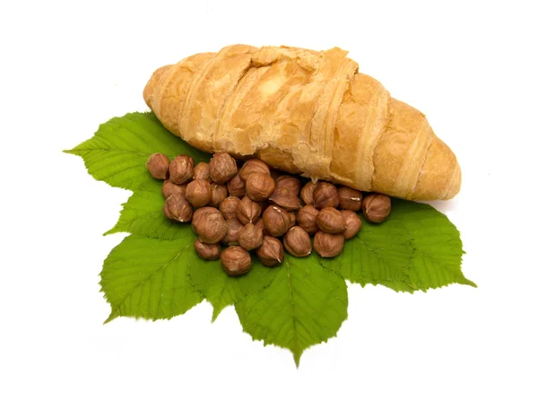 Croissants met chocolade en noten op de witte achtergrond — Stockfoto