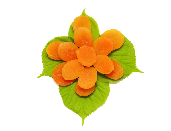 Gedroogde abrikoos met groene bladeren geïsoleerd op witte achtergrond — Stockfoto