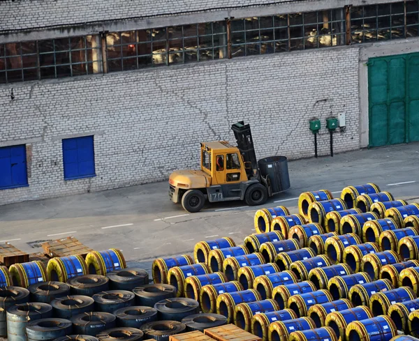 Forklift loader for warehouse works outdoors loading — Stock Photo, Image