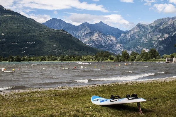 Windsurfing on the lake — Stock Photo, Image