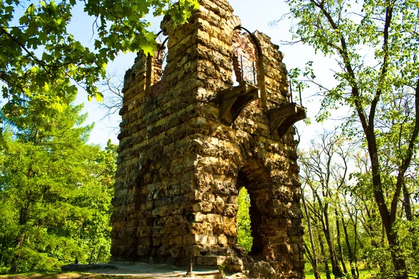 Torre destruida en el viejo parque . — Foto de Stock