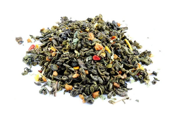 Folhas de chá verde secas com fatias de morango e citrinos — Fotografia de Stock