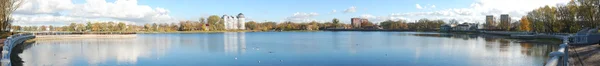 Panoraamakuva "Verhnee" järvestä Kaliningradissa — kuvapankkivalokuva