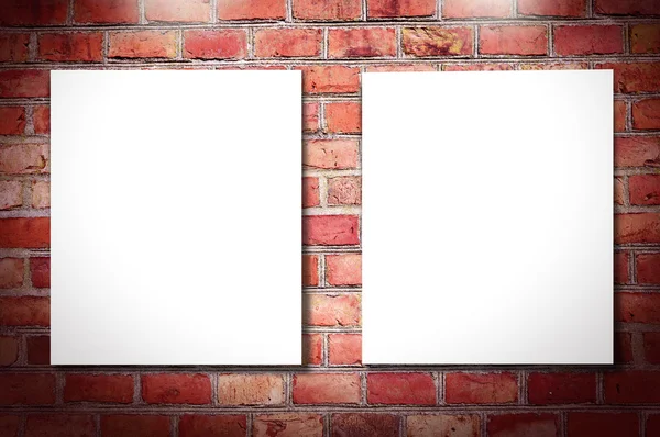 Cornici bianche su muro di mattoni — Foto Stock