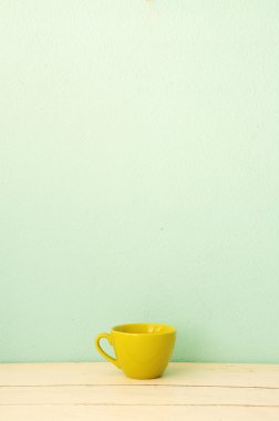 Beyaz tahta üzerinde yeşil kahve fincanı