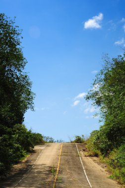 kırsal yol ve mavi gökyüzü