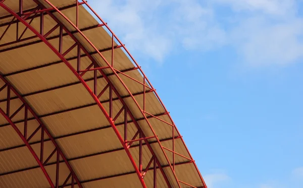 Металлическая крыша и голубое небо — стоковое фото