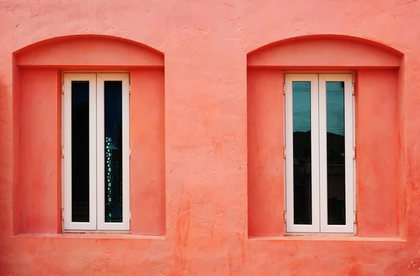 A világos piros grunge fal fehér ablak — Stock Fotó