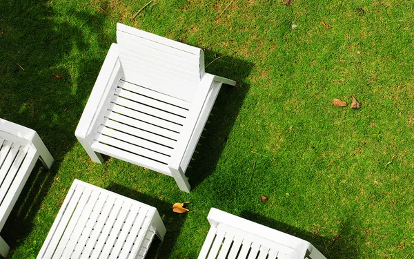 Çimenlerin üzerinde beyaz sandalye — Stok fotoğraf