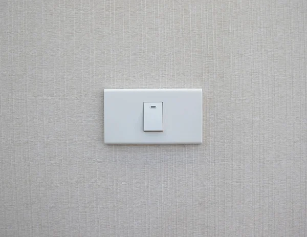 Белый выключатель на стене — стоковое фото